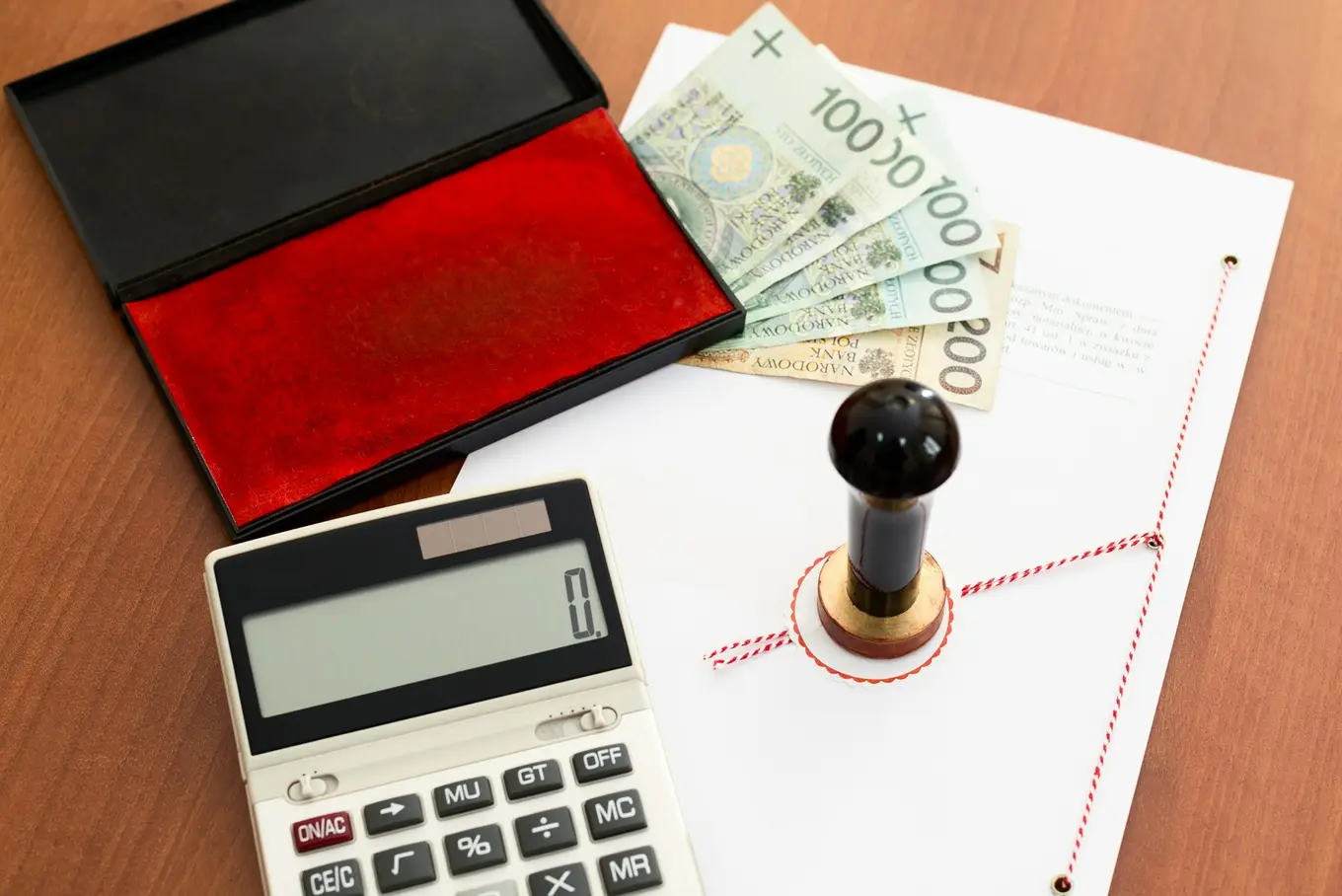 pieniądze i pieczęć notarialna